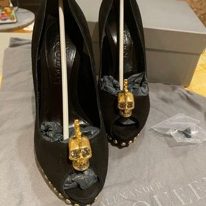 Alexander McQueen EU 37 US 7